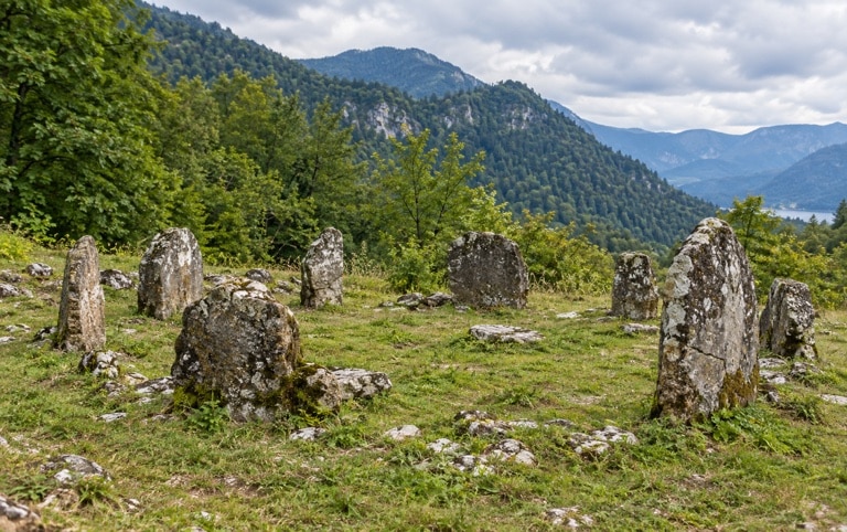 Каменные плиты кромлеха на зелёной поляне